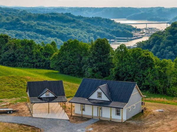 689 Amonett Cir , Byrdstown, TN 38549