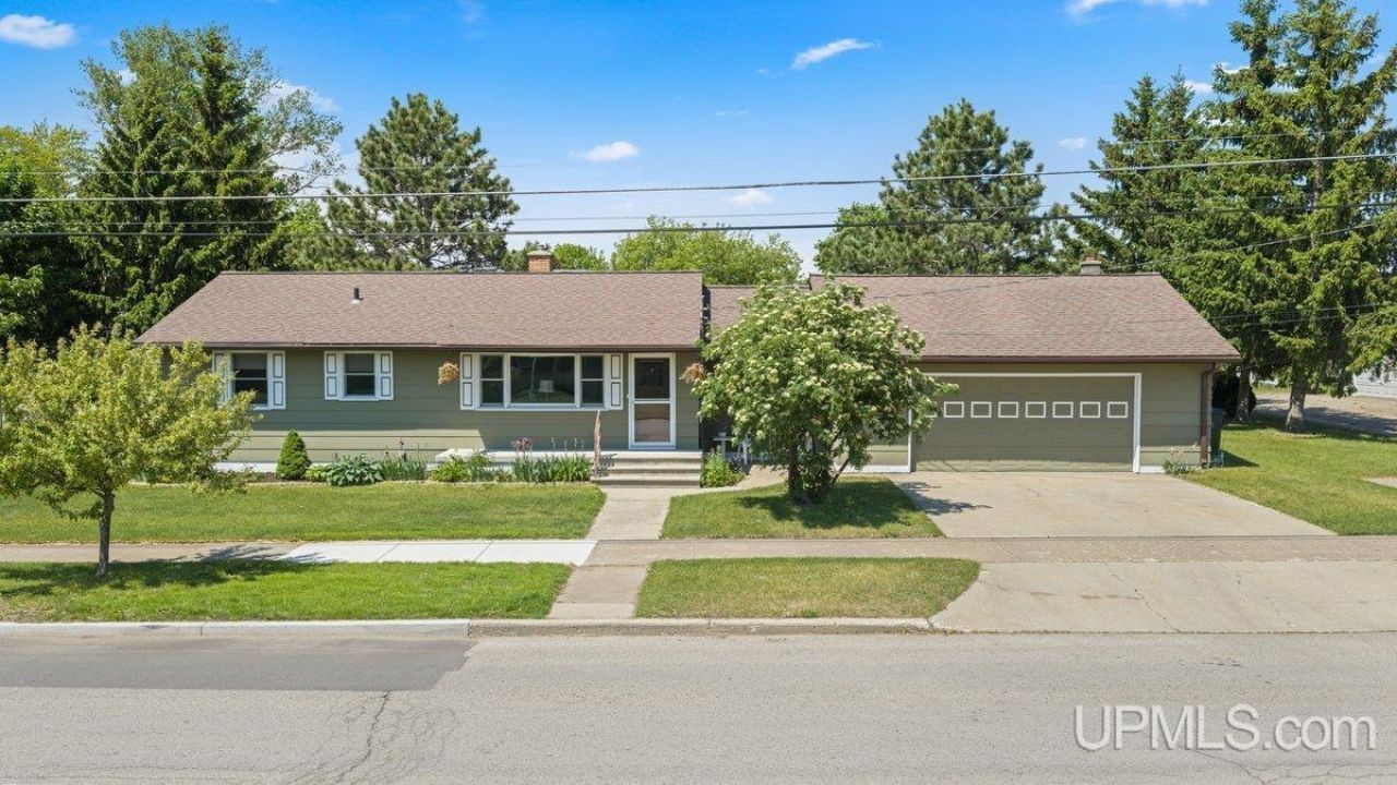 1924 N 14th Avenue, Escanaba, MI 49829 Main Photo