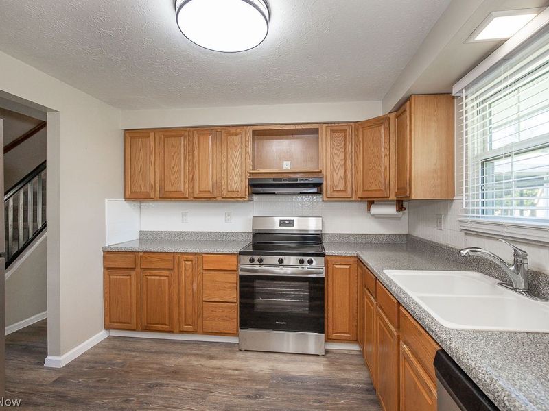 137 Valley Forge Circle, Elyria, OH 44035 Photo 4