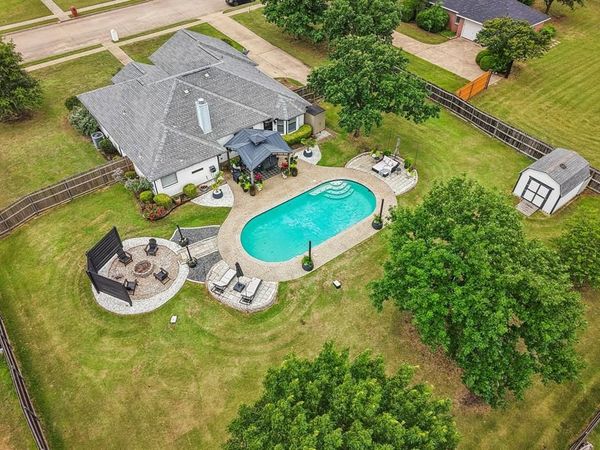 911 High Point Drive , Midlothian, TX 76065