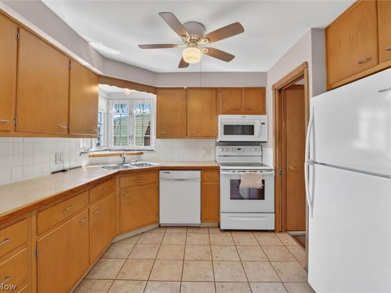 8020 Whitehaven Drive, Parma, OH 44129 Photo 12