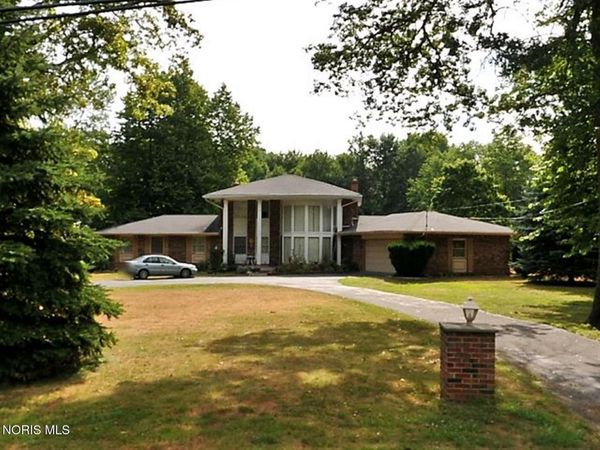 28 N Centennial Road , Holland, OH 43528