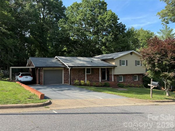 1130 16th Avenue NW, Hickory, NC 28601