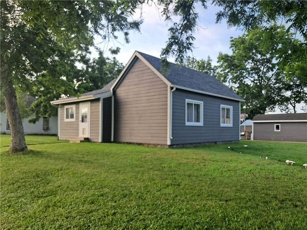 309 W LAKE Street, McLouth, KS 66054