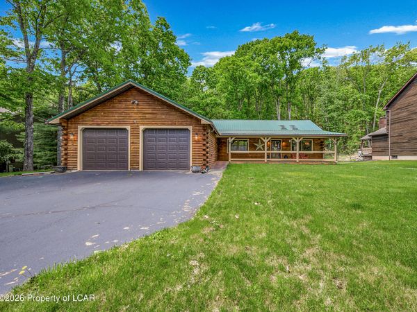 835 Lakeview Drive, Mountain Top, PA 18707