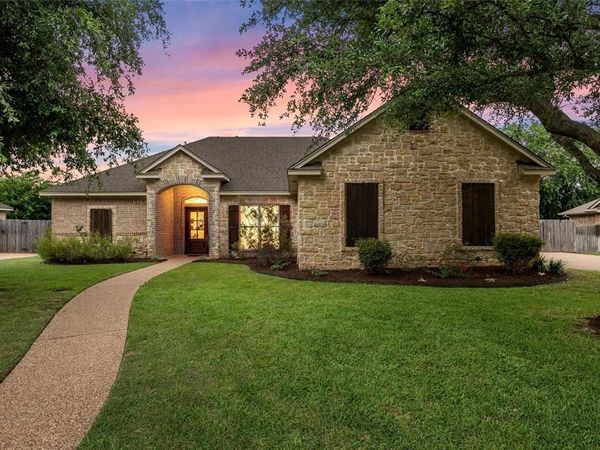 513 Kings Row , Woodway, TX 76712