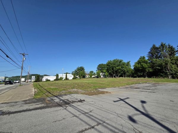 828 Fairmont Road, Westover, WV 26501