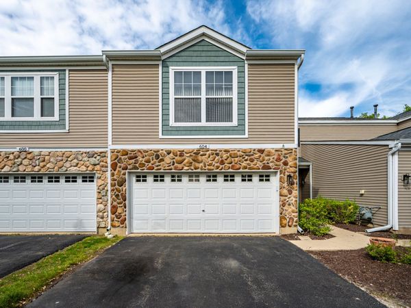 604 BLACKSTONE Court , Aurora, IL 60504