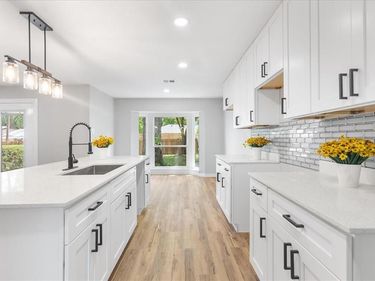 706 W Five Mile Parkway, Dallas, TX 75224