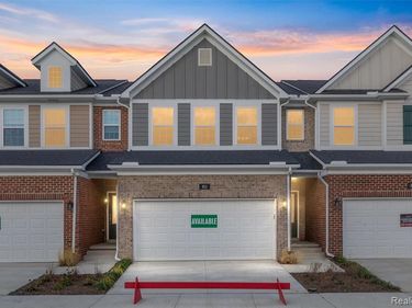 811 Balmoral Ln, Troy, MI 48085