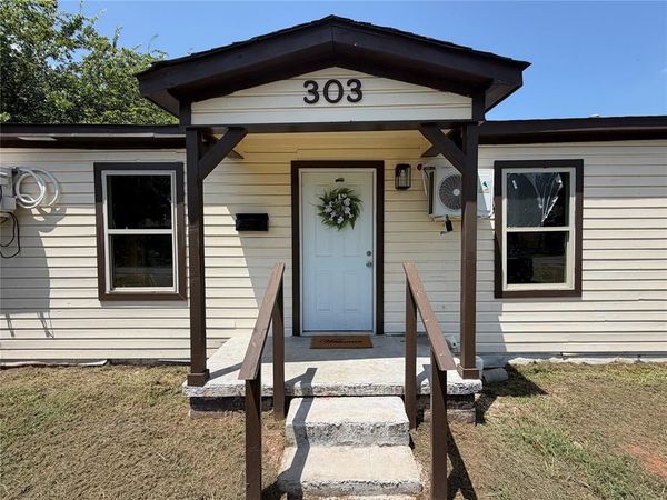303 N 8th Street, Comanche, OK 73529
