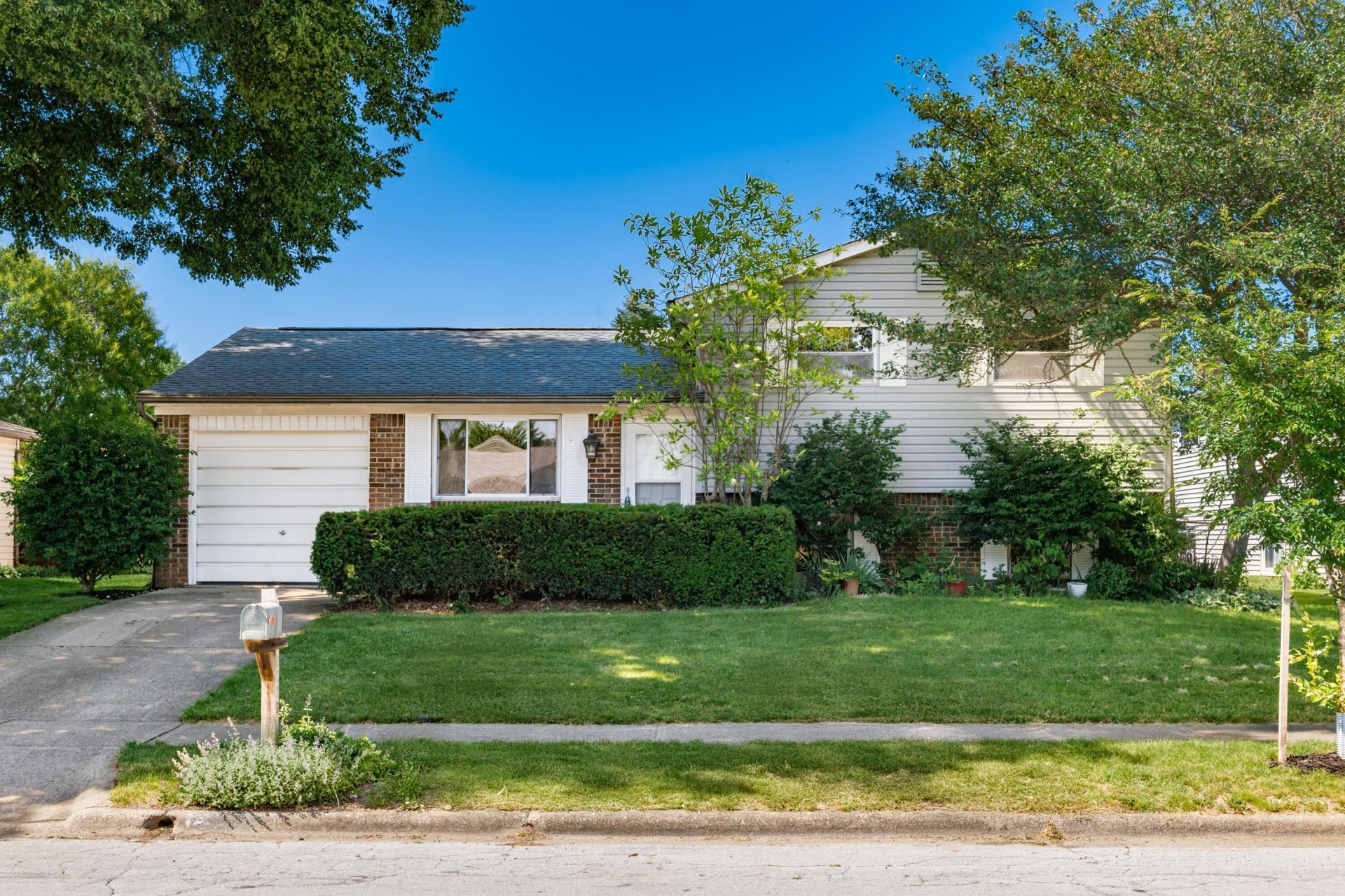 2076 Queensbridge Drive , Columbus, OH 43235 Main Photo