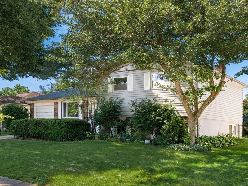 2076 Queensbridge Drive, Columbus, OH 43235 Photo 2