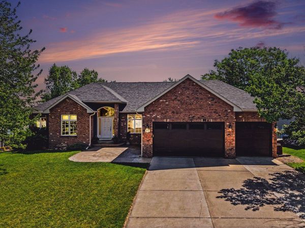 8150 9th Street Place N, Oakdale, MN 55128
