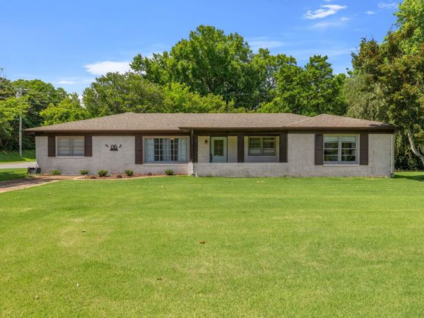 1101 Catalpa St, Tuscumbia, AL 35674
