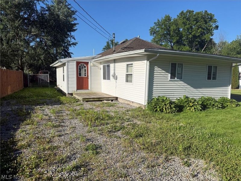 17633 Beach Lane, Lake Milton, OH 44429 Photo 1