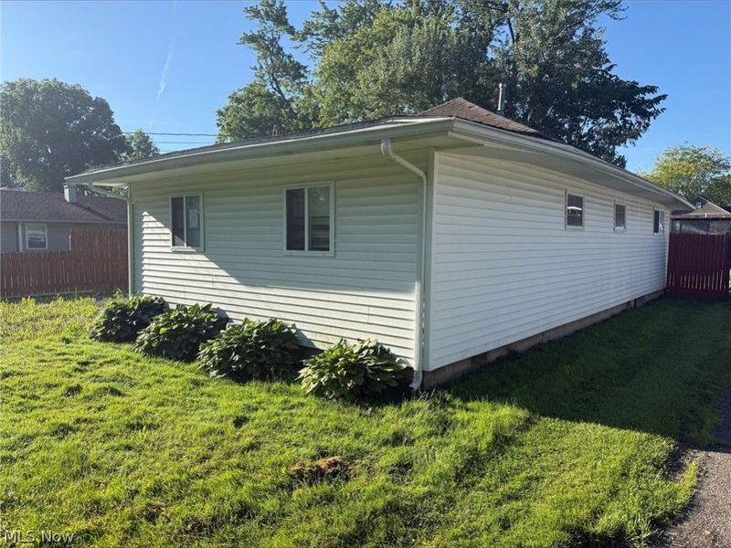 17633 Beach Lane, Lake Milton, OH 44429 Photo 7