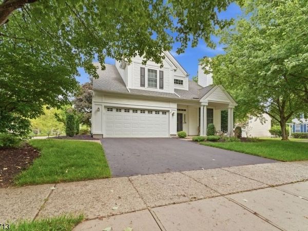 25 Village Square Dr, Union, NJ 08802