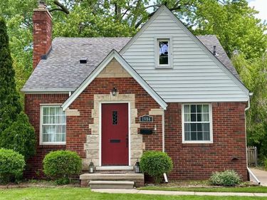 1984 Beaufait Drive, Grosse Pointe Woods, MI 48236