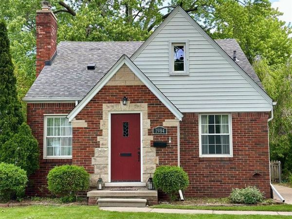 1984 Beaufait Drive, Grosse Pointe Woods, MI 48236