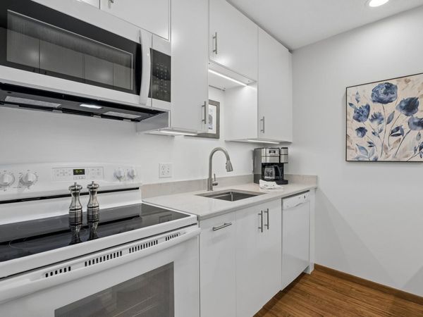 35 Nathan Lane N, Unit 303, Plymouth, MN 55441