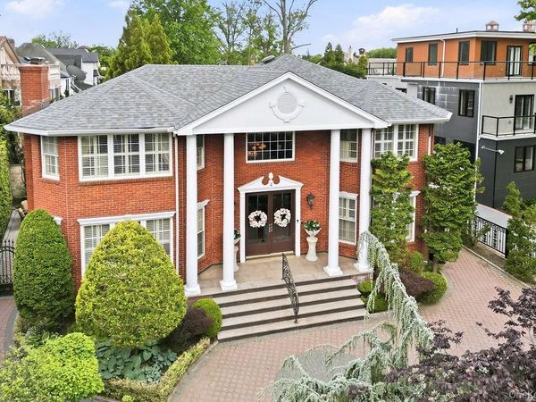 4 Point Crescent , Whitestone, NY 11357