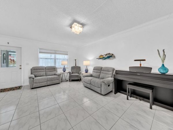 580 Egret Drive, Unit 121, Hallandale Beach, FL 33009