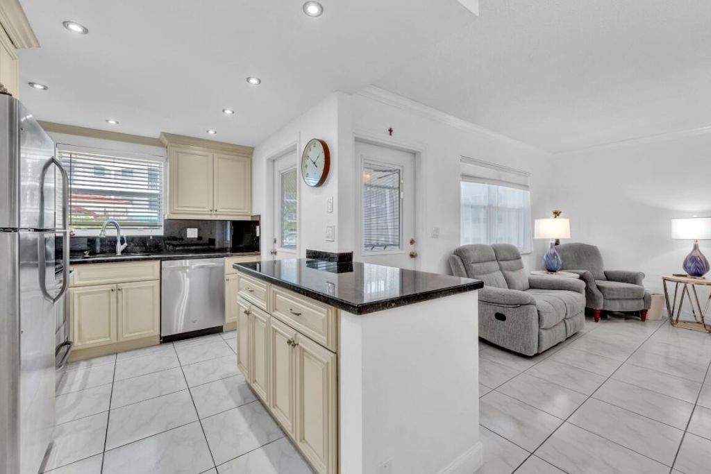 580 Egret Drive, Unit 121, Hallandale Beach, FL 33009 Photo