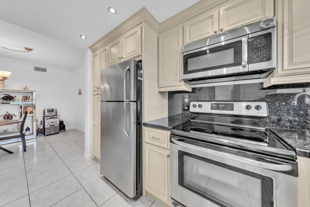 580 Egret Drive, Unit 121, Hallandale Beach, FL 33009 Photo