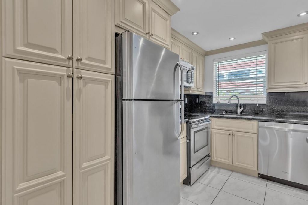 580 Egret Drive, Unit 121, Hallandale Beach, FL 33009 Photo
