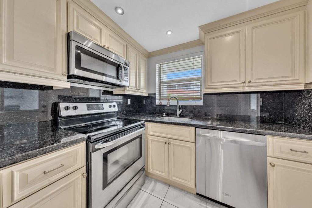 580 Egret Drive, Unit 121, Hallandale Beach, FL 33009 Photo