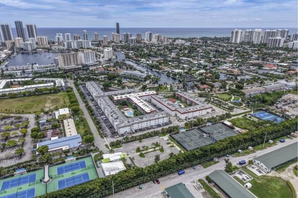 580 Egret Drive, Unit 121, Hallandale Beach, FL 33009 Photo