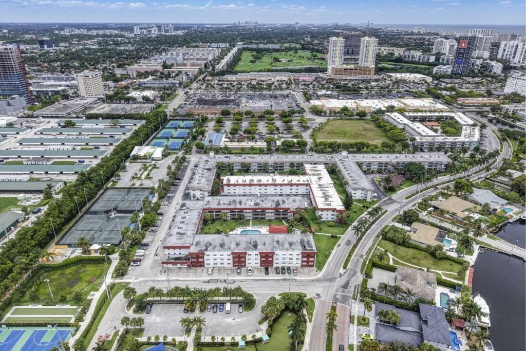 580 Egret Drive, Unit 121, Hallandale Beach, FL 33009 Photo