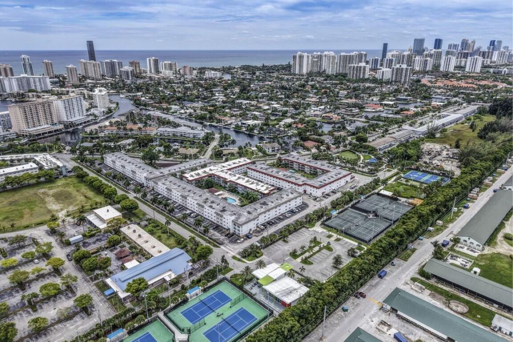 580 Egret Drive, Unit 121, Hallandale Beach, FL 33009 Photo
