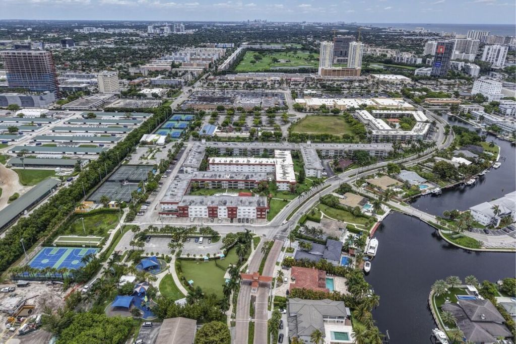 580 Egret Drive, Unit 121, Hallandale Beach, FL 33009 Photo