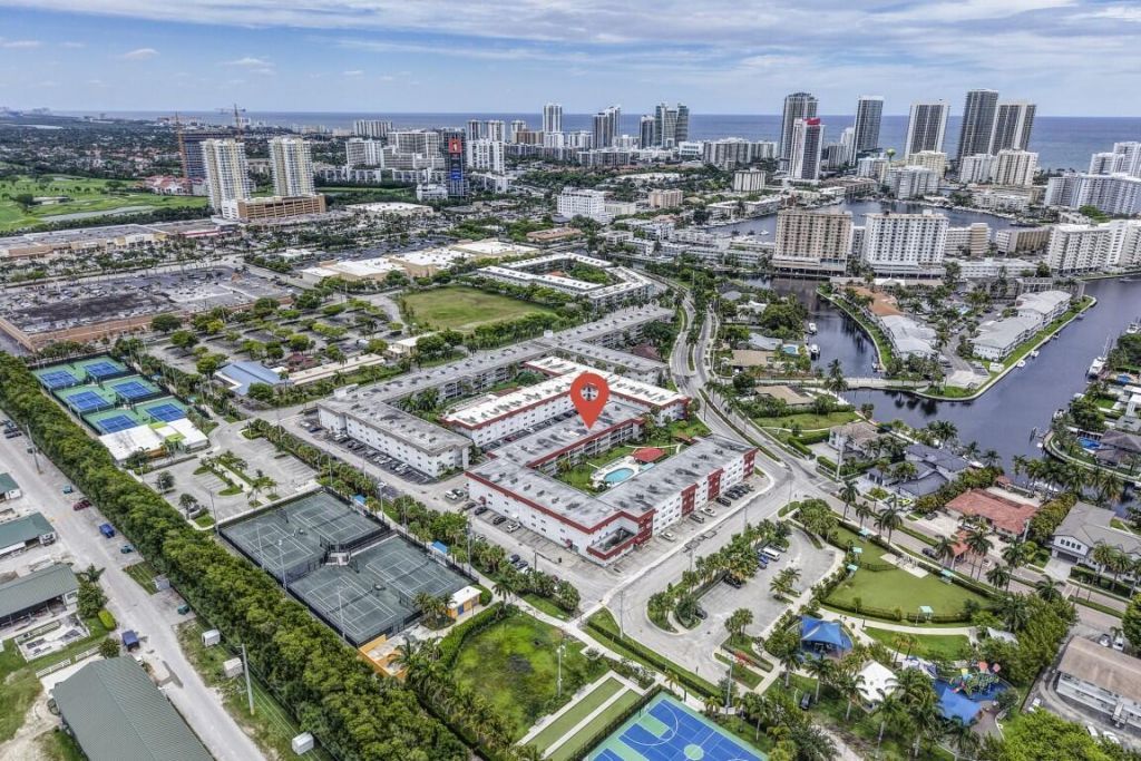 580 Egret Drive, Unit 121, Hallandale Beach, FL 33009 Photo