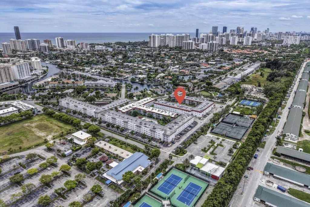 580 Egret Drive, Unit 121, Hallandale Beach, FL 33009 Photo