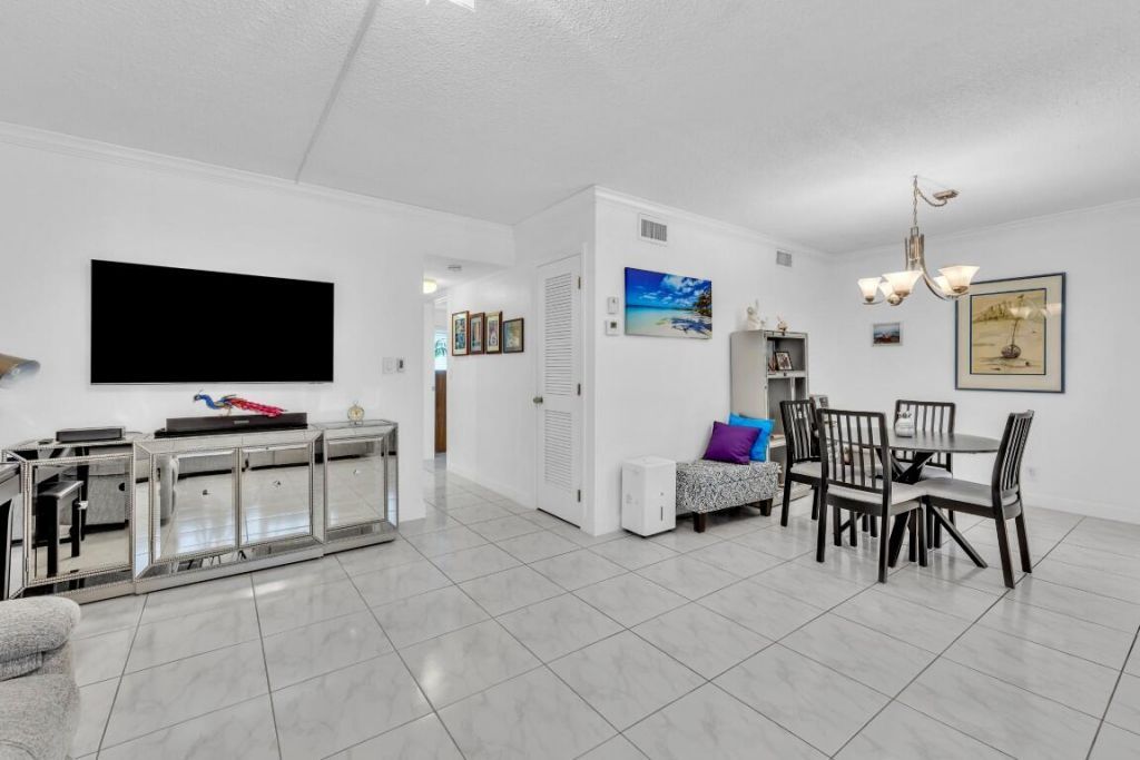 580 Egret Drive, Unit 121, Hallandale Beach, FL 33009 Photo
