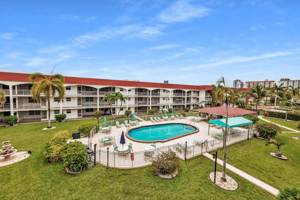 580 Egret Drive, Unit 121, Hallandale Beach, FL 33009 Photo