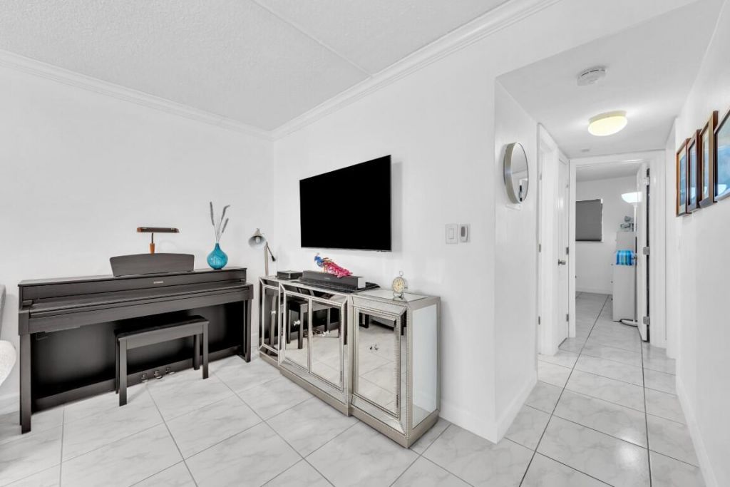 580 Egret Drive, Unit 121, Hallandale Beach, FL 33009 Photo
