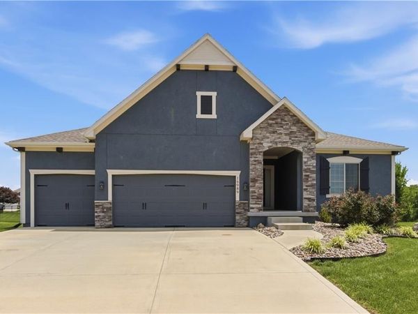 16989 S Heatherwood Street, Olathe, KS 66062