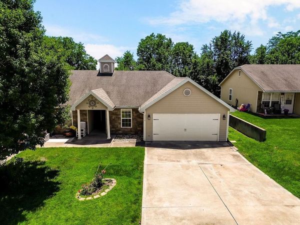 2210 E Sycamore Street, Tonganoxie, KS 66086