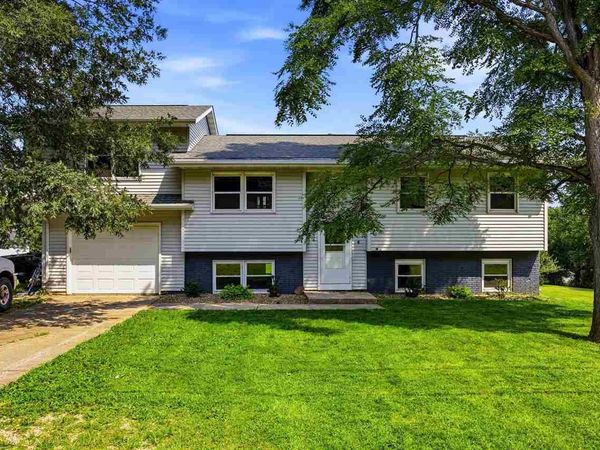 3272 Coral Ave NE, Solon, IA 52333
