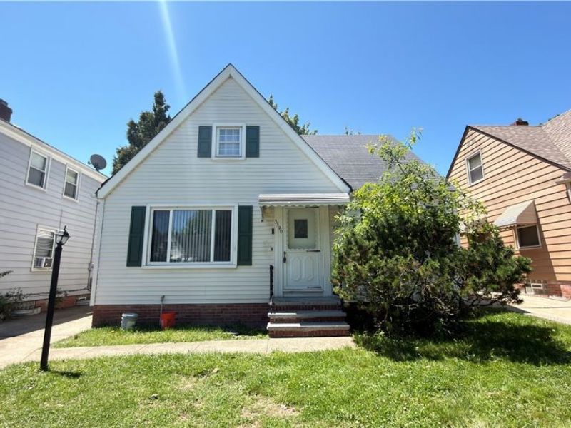 5596 South Boulevard, Maple Heights, OH 44137 Photo 1