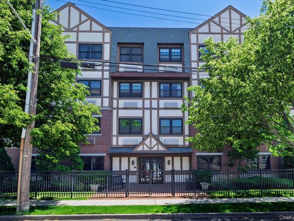 55 Clinton Avenue, Rockville Centre, NY 11570