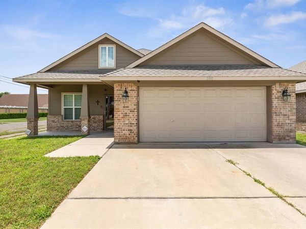 300 N Bermuda Street , Lacy Lakeview, TX 76705
