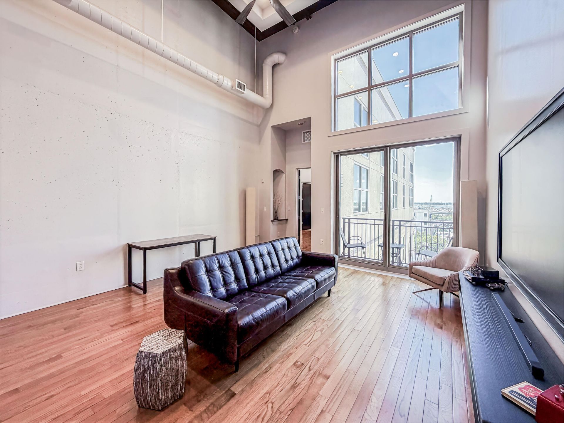 150 Bee Street Photo 8