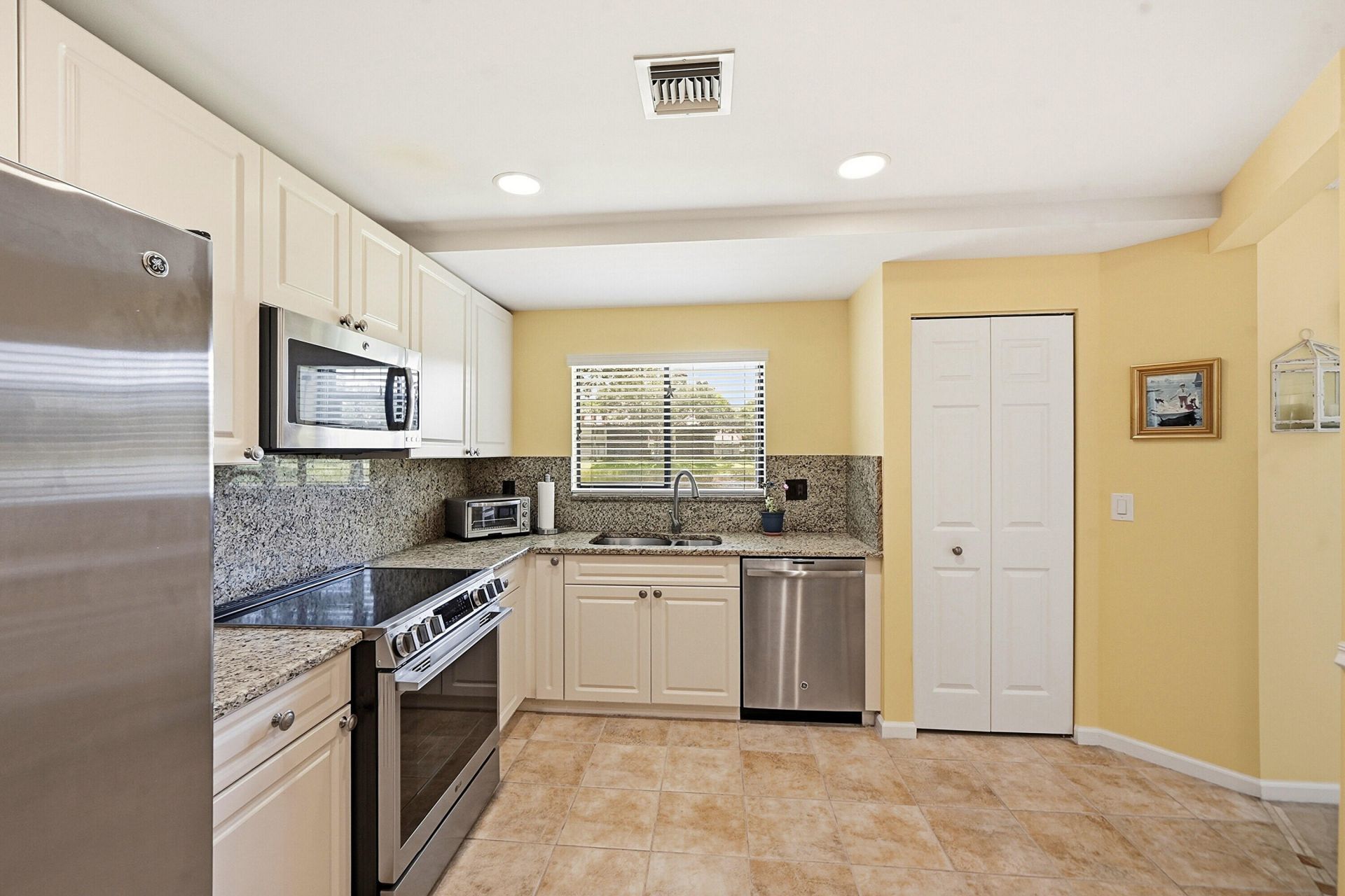 22 Lexington Lane W, Unit D, Palm Beach Gardens, FL 33418 Photo