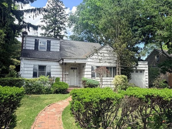 182 E Rockaway Road , Hewlett, NY 11557