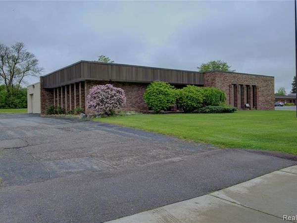 5081 Exchange Drive , Flint, MI 48507